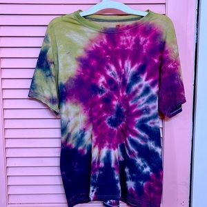 Tie-dye shirt size large color green purple dark blue white and pink
